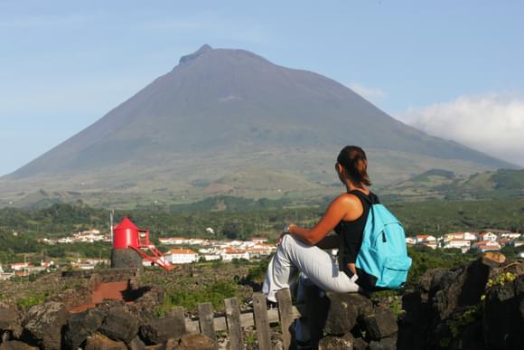 lady looking at pico volcano in criacao velha