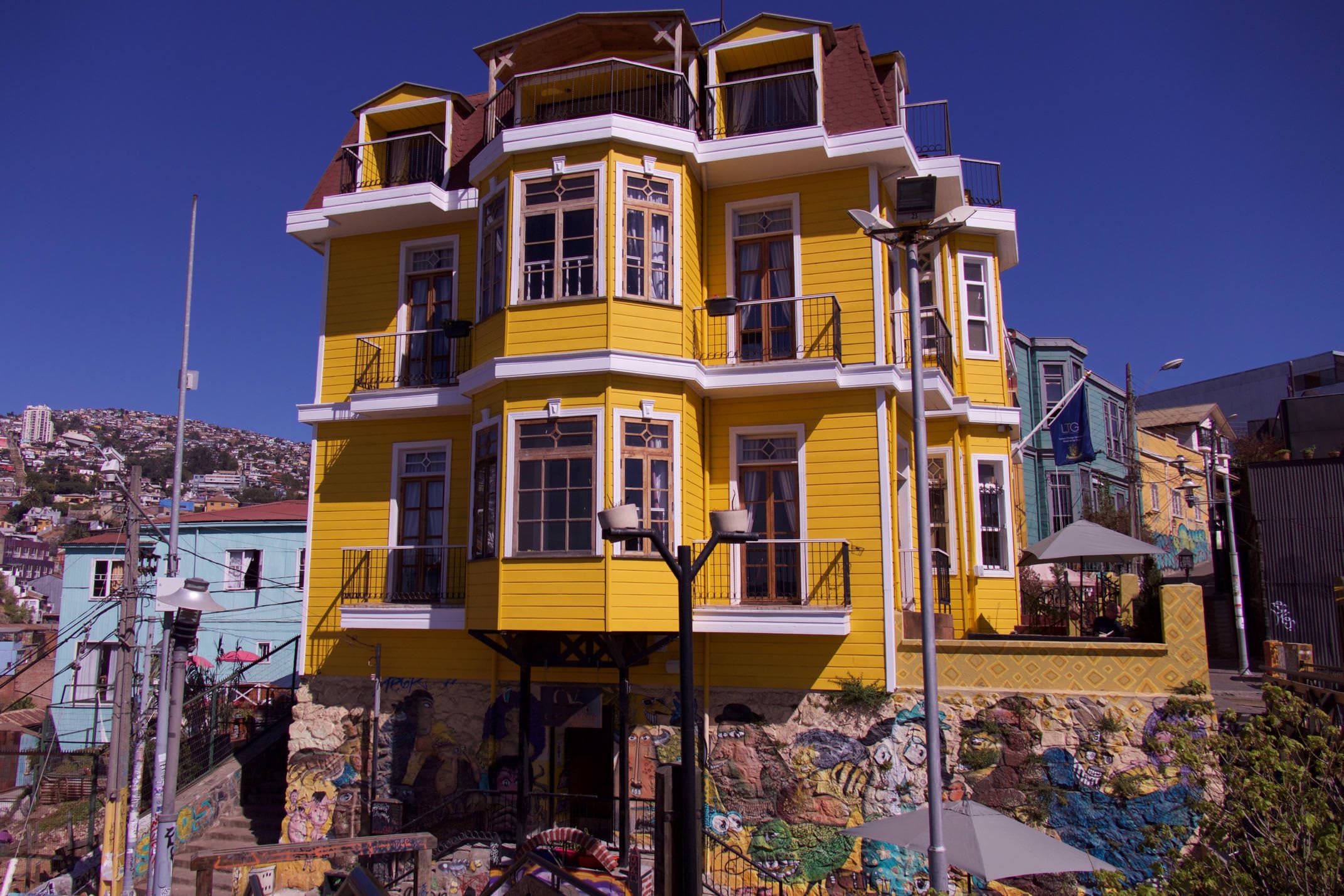 Chile central coast valparaiso yellow house
