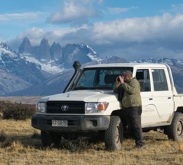 guided looking through binoculars in torres del paine
