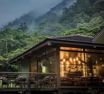 el silencio lodge immersed in cloud forest