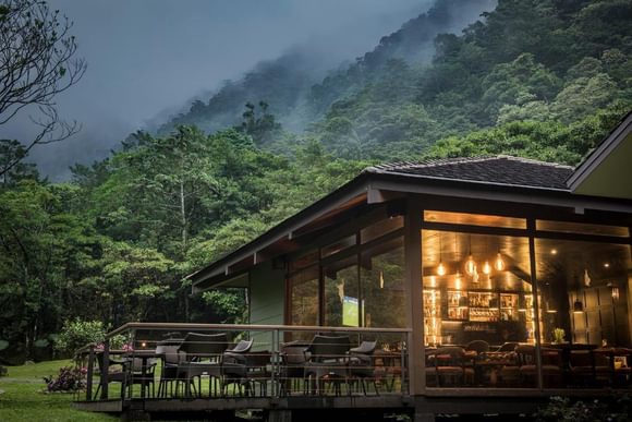 el silencio lodge immersed in cloud forest