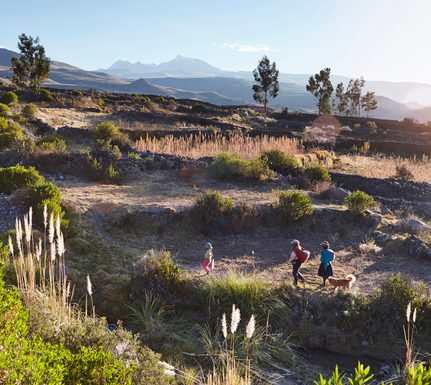 Peru colca canyon family walking