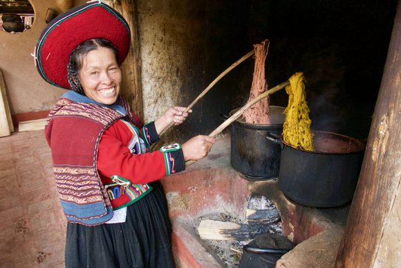 smiling weaver chinchero sacred valley