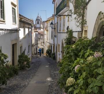 walking in streets of castelo de vide