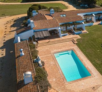 Swimming pool heraded do touril