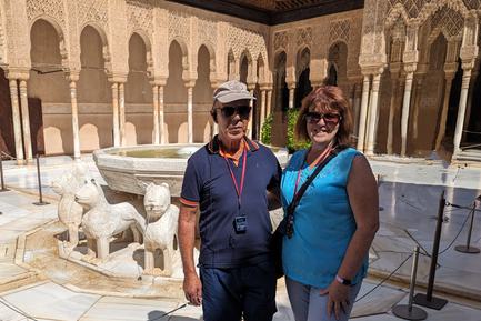 couple posing photos in patio of lions alhambra granada