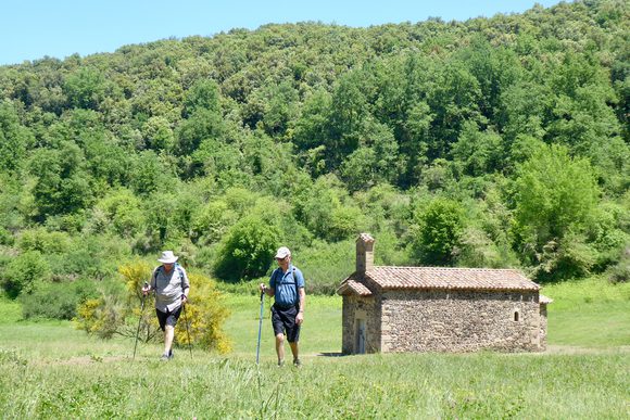 couple walking in volcanic crater la garrotxa