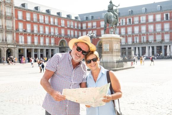 couple looking at map in plaza mayor madrid