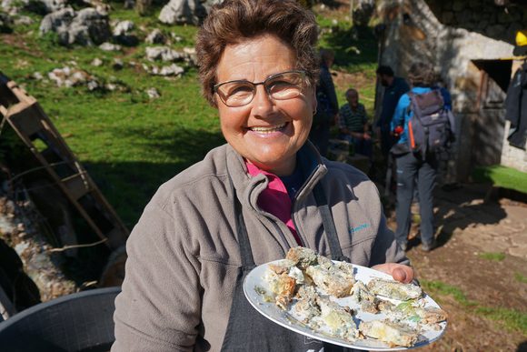 local woman with gamoneu cheese in the picos de europa