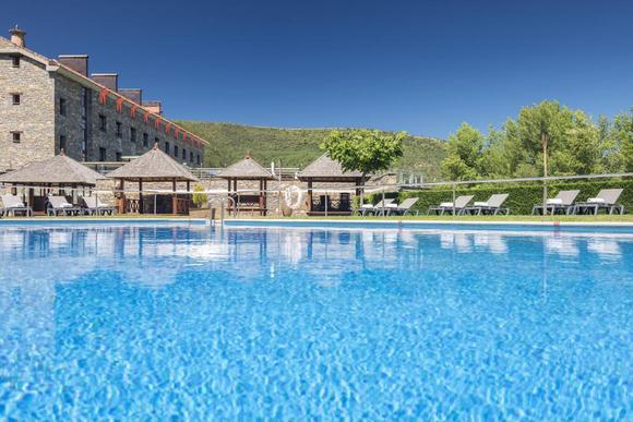 swimming pool hotel monasterio de boltana