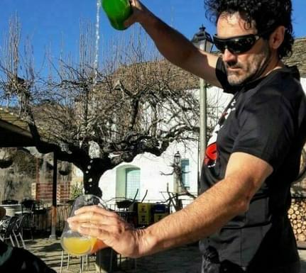 Spain sidra pouring