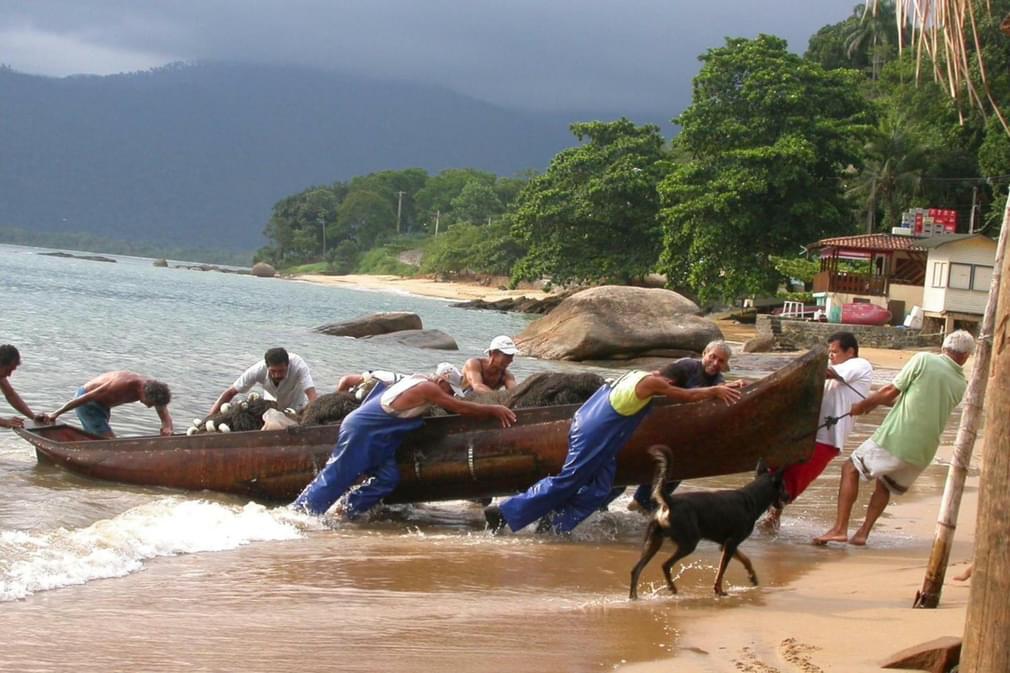 Brazil picinguaba men pushing boat onto beach20180829 76980 1ta54ea