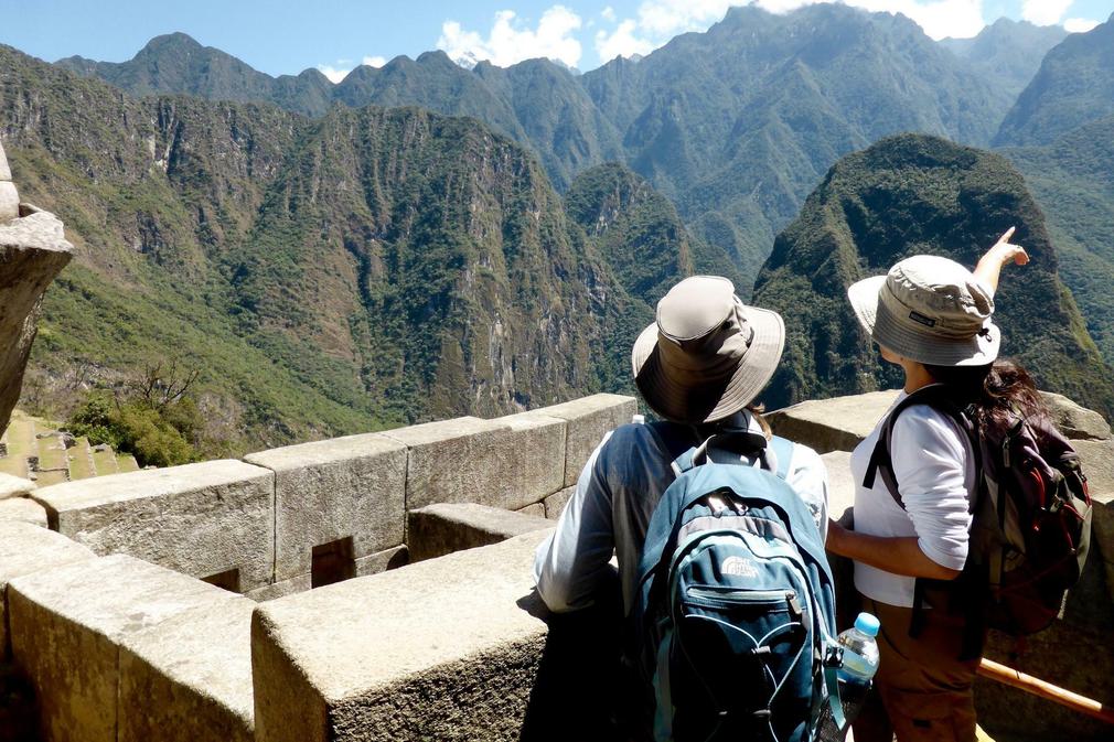 Peru inca trail to machu picchu guide pointing over mountains2