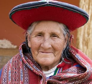 Peru sacred valley chinchero weaver old lady smiling