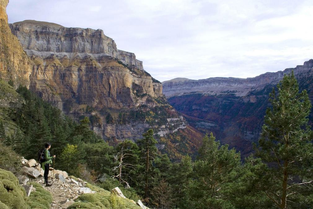 Spain pyrenees ordesa hiker c dmartin20180829 76980 i5hgxk